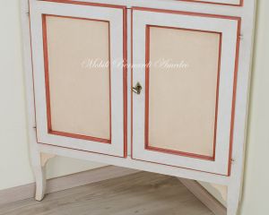 Vetrina angolare in legno massello laccata stile classico
